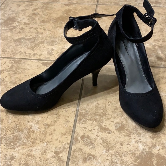 black pumps size 9
